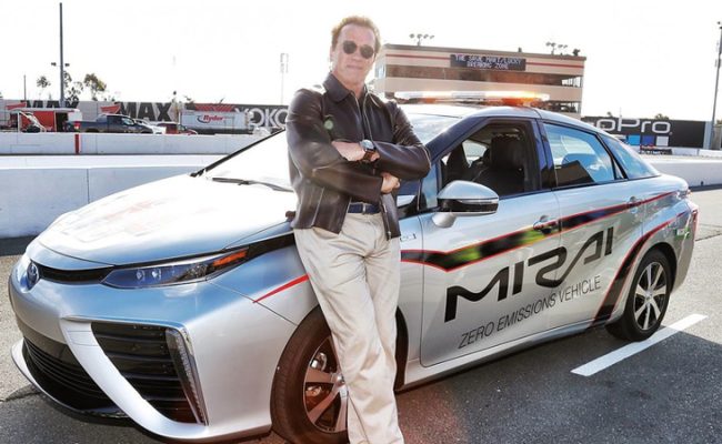 Arnold Schwarzenegger s Toyoto Mirai vodil kolono serije NASCAR