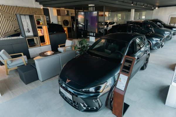 ODPRTJE NAJSODOBNEJŠEGA SALONA CUPRA V IZOLI: Nova era dizajna in zmogljivosti